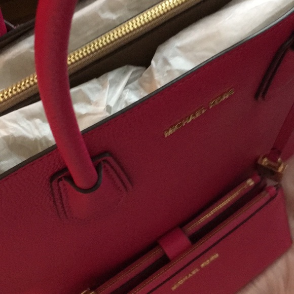 Michael Kors HOT PINK handbag with wallet - Picture 3 of 5